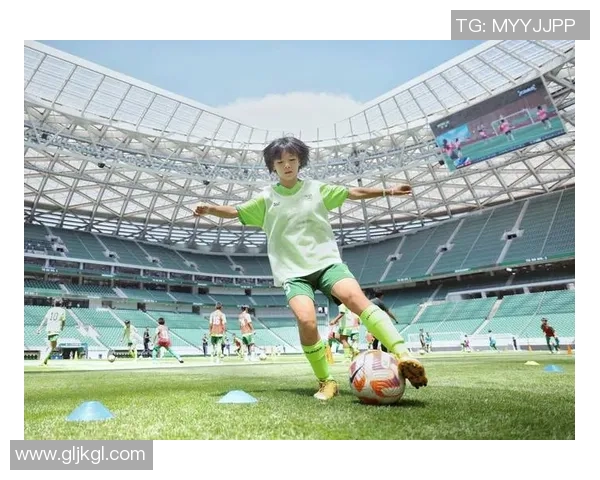 当绿茵球场化身治愈舞台球星用足球点亮希望与力量