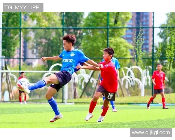 新时代足球场上的闪耀之星:后卫球员的精彩瞬间与战术解析 新时代足球场上的闪耀之星:后卫球员的精彩瞬间与战术解析