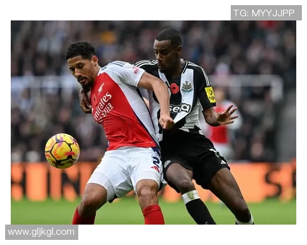 与足球巨星零距离碰拳瞬间 感受全场震撼与激情碰撞 与足球巨星零距离碰拳瞬间 感受全场震撼与激情碰撞