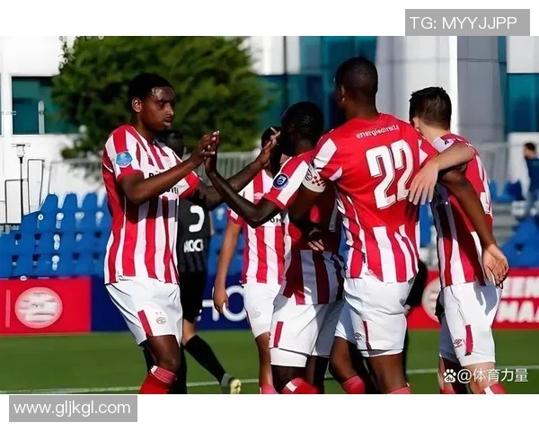 日本德甲足球球星风采展现:从东京到德国的荣耀之路 日本德甲足球球星风采展现:从东京到德国的荣耀之路